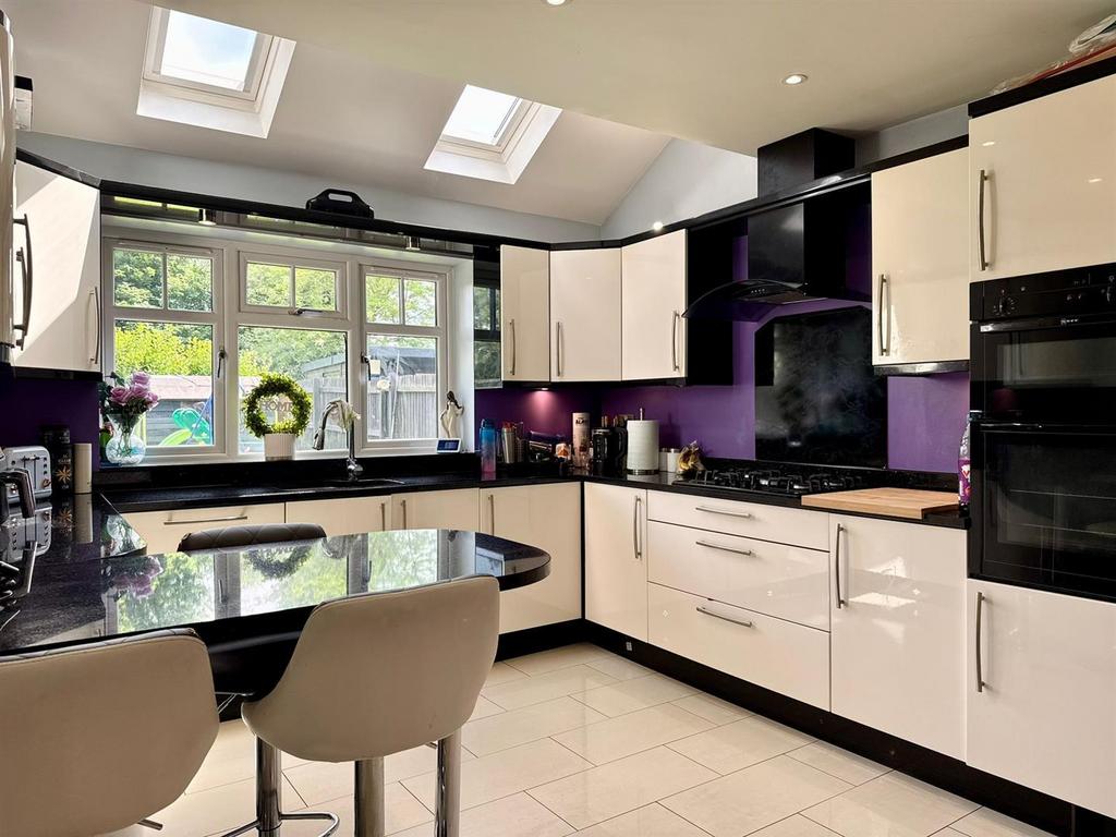 Kitchen (2).jpg