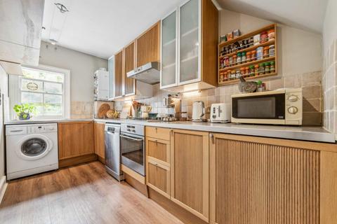 2 bedroom flat to rent, Bedford Hill, London SW12