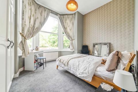 2 bedroom flat to rent, Bedford Hill, London SW12