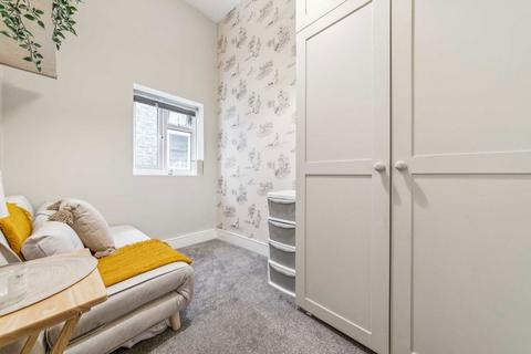 2 bedroom flat to rent, Bedford Hill, London SW12