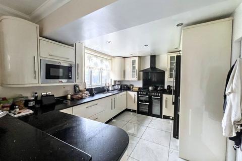 4 bedroom semi-detached house for sale, Weardale Avenue, Forest Hall, Newcastle upon Tyne, Tyne and Wear, NE12 7HX