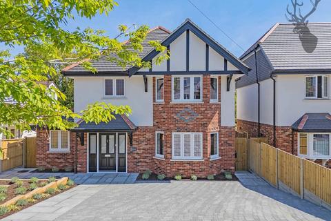 2 Dukes Avenue, Theydon Bois, Epping, CM16 7HE