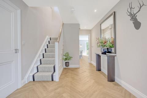 2 Dukes Avenue, Theydon Bois, Epping, CM16 7HE