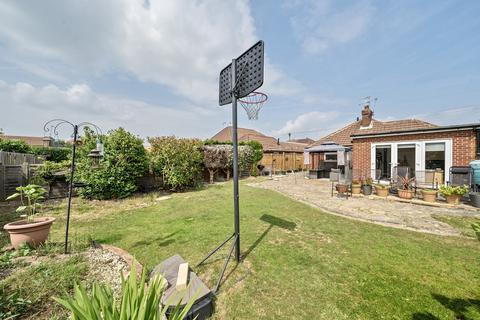 2 bedroom bungalow for sale, Wolverton Gardens, Surrey RH6