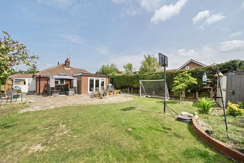 2 bedroom bungalow for sale, Wolverton Gardens, Surrey RH6