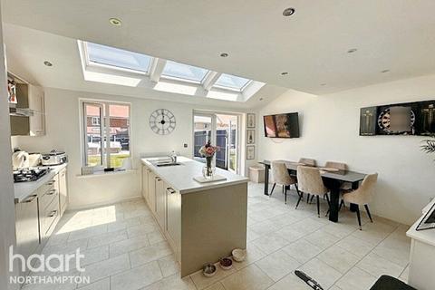 3 bedroom detached house for sale, Farmyard Close, NORTHAMPTON