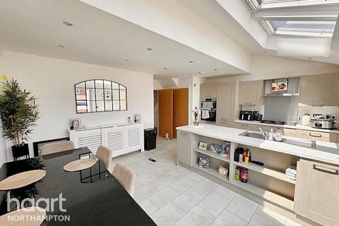 3 bedroom detached house for sale, Farmyard Close, NORTHAMPTON