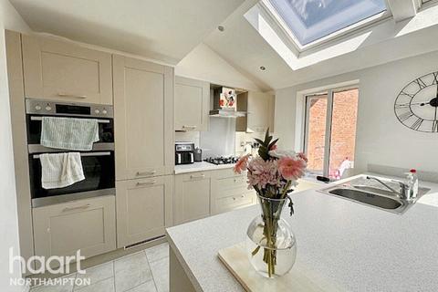 3 bedroom detached house for sale, Farmyard Close, NORTHAMPTON