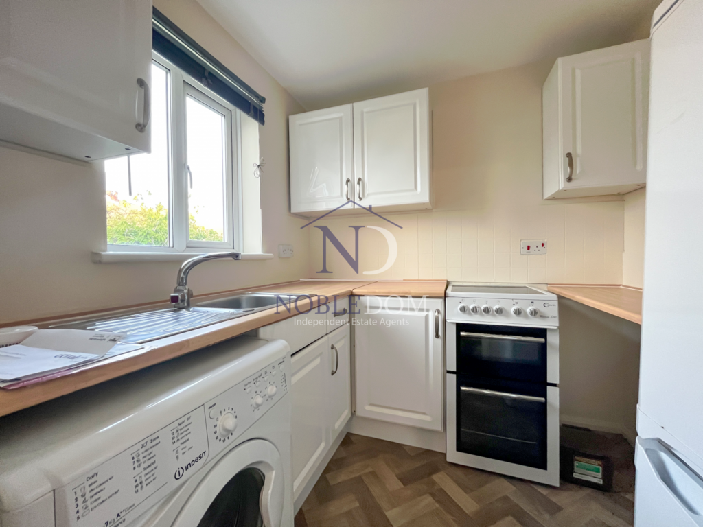 Studio flat in chessington