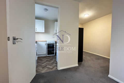 Studio for sale, Chessington, KT9