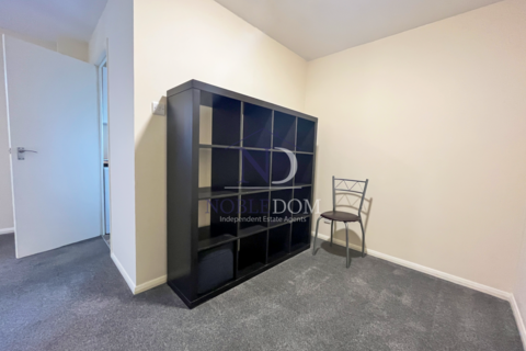 Studio for sale, Chessington, KT9