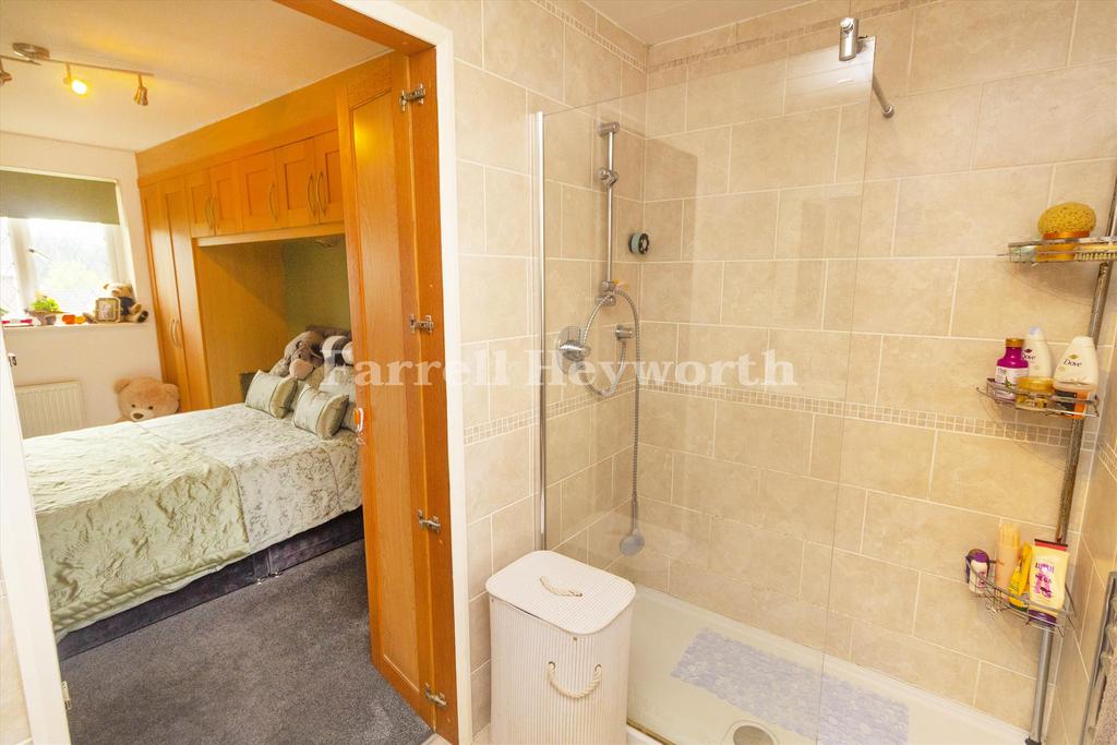 Bedroom 1 en suite 2