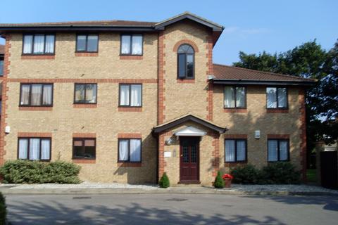 2 bedroom flat to rent, Hutchins Close, Hornchurch RM12