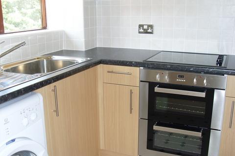 2 bedroom flat to rent, Hutchins Close, Hornchurch RM12