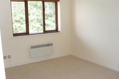 2 bedroom flat to rent, Hutchins Close, Hornchurch RM12