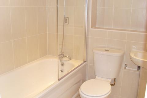 2 bedroom flat to rent, Hutchins Close, Hornchurch RM12