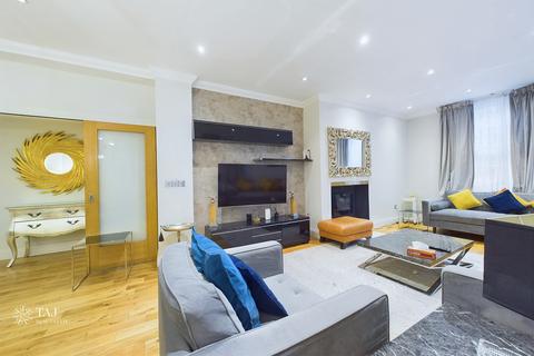 3 bedroom apartment to rent, London W1H