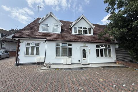 Studio to rent, Manor Drive, Wembley