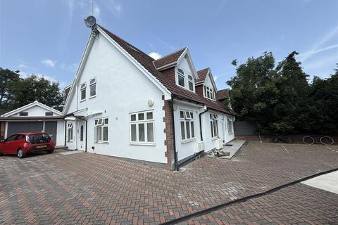 Studio to rent, Manor Drive, Wembley