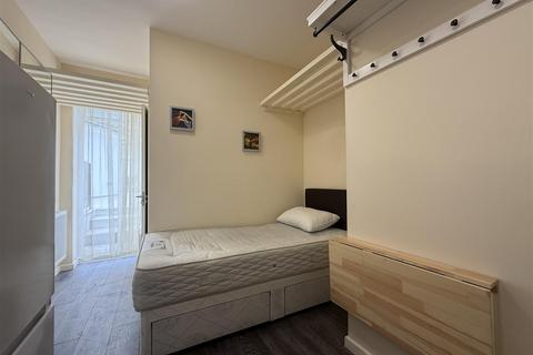 Studio to rent, Manor Drive, Wembley