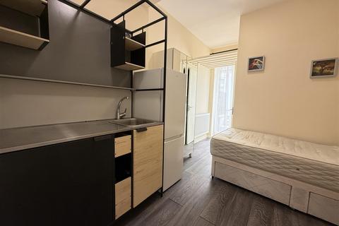 Studio to rent, Manor Drive, Wembley