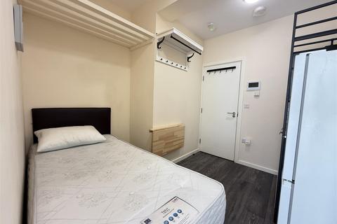 Studio to rent, Manor Drive, Wembley