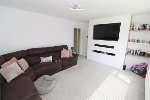 2 Byron Crescent, Rushden, NN10 6BL