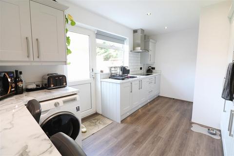 2 Byron Crescent, Rushden, NN10 6BL