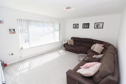2 Byron Crescent, Rushden, NN10 6BL