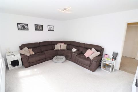 2 Byron Crescent, Rushden, NN10 6BL