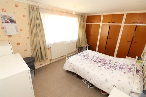 2 Byron Crescent, Rushden, NN10 6BL