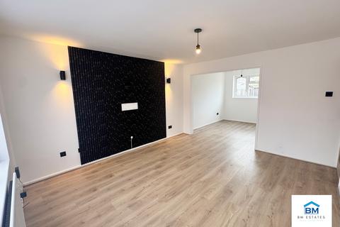 3 bedroom semi-detached house to rent, Shackerdale Road, Leicester LE2