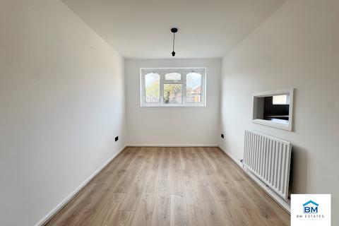 3 bedroom semi-detached house to rent, Shackerdale Road, Leicester LE2