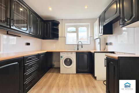 3 bedroom semi-detached house to rent, Shackerdale Road, Leicester LE2