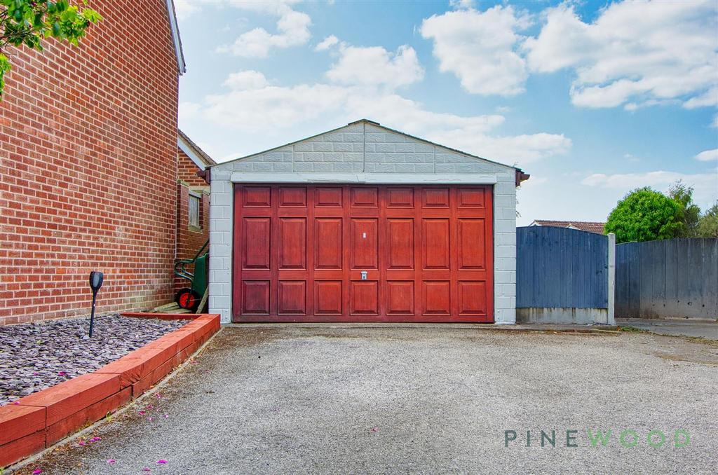 Detached garage