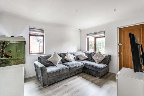 70 Barnfield Way, Oxted, RH8 9QG
