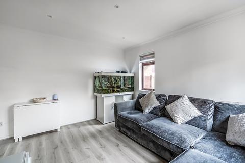 70 Barnfield Way, Oxted, RH8 9QG