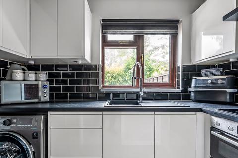 70 Barnfield Way, Oxted, RH8 9QG