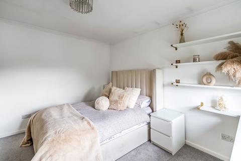 70 Barnfield Way, Oxted, RH8 9QG