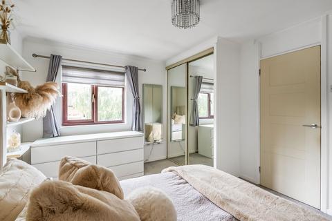 70 Barnfield Way, Oxted, RH8 9QG