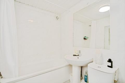 2 bedroom flat for sale, Cygnet Close, London