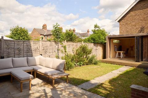 52 Upper Fairfield Road, Leatherhead, KT22 7HS