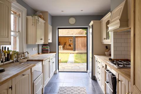 52 Upper Fairfield Road, Leatherhead, KT22 7HS
