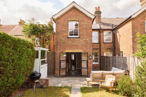 52 Upper Fairfield Road, Leatherhead, KT22 7HS
