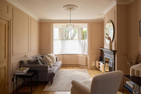 52 Upper Fairfield Road, Leatherhead, KT22 7HS