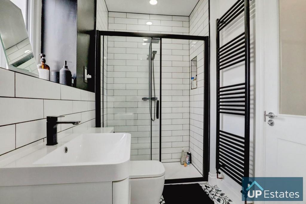 Bath &#43; shower room