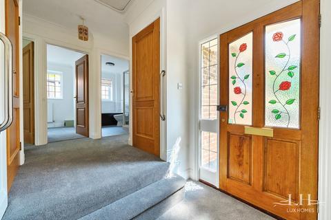 3 White Gates, Hornchurch, RM12 4XB