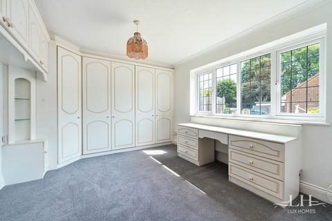3 White Gates, Hornchurch, RM12 4XB
