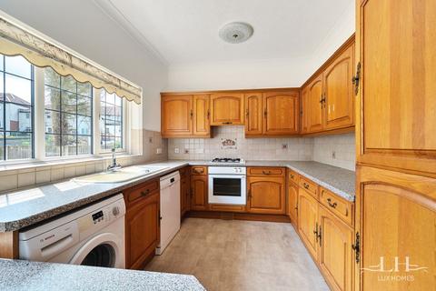 3 White Gates, Hornchurch, RM12 4XB