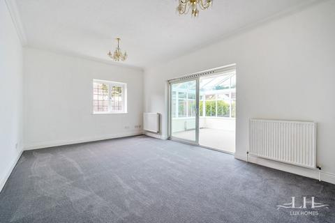 3 White Gates, Hornchurch, RM12 4XB